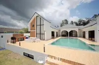 4 Bedroom House for Sale in Central Pattaya spacious living room