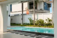 4 Bedroom House for Sale in View Point Village spacious living room with modern furniture