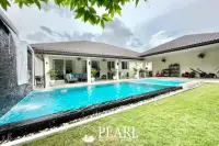 6 Bedroom House for Sale in Garden Ville 6 front entrance