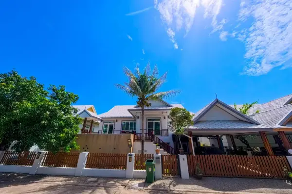 6 Bedroom House for Sale & Rent at Amorn Village