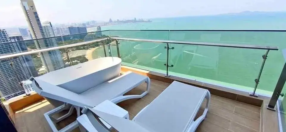 3 Bedroom Condo for Sale at Arom Wongamat, Pattaya, Thailand — 3-bedroom Condo — photo 1