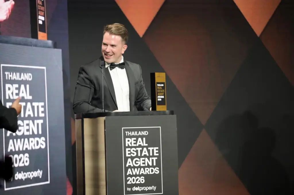 An award recipient at the podium during the Thailand Real Estate Agent Awards 2026