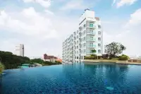 1 Bedroom Condo for Sale at Axis Pattaya Condo rooftop infinity pool overlooking Pattaya cityscape