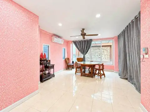 4 Bedroom House for Rent at Baan Fah Rim Haad dining area with round wooden table and pink wallpaper walls