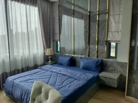 5 Bedroom House for Rent at Casa Jomtien master bedroom with navy bedding and mirrored marble headboard
