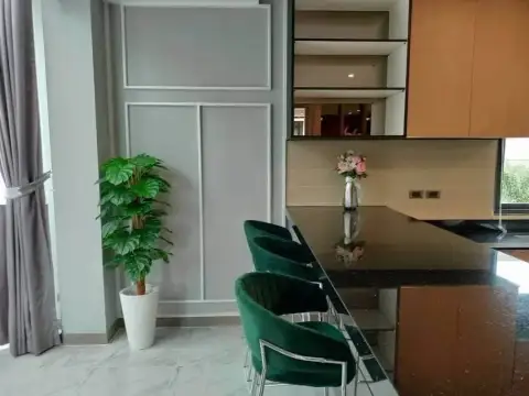 5 Bedroom House for Rent at Casa Jomtien kitchen bar counter with green velvet stools and wood cabinetry