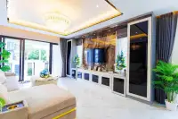 4 Bedroom House for Sale in Central Pattaya open living area with TV wall unit, mirrored cabinets and indoor plants