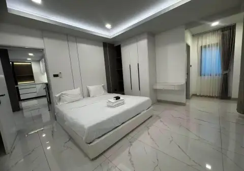 5 Bedroom House for Rent at Chokchai 9 private outdoor swimming pool with pool floats