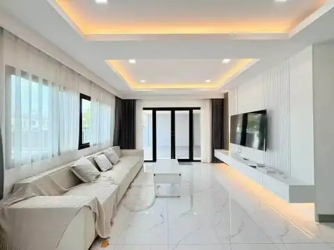 5 Bedroom House for Rent at Chokchai 9 dining area with marble table, leather chairs and sheer curtains