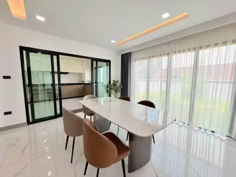 5 Bedroom House for Rent at Chokchai 9 master bedroom with king bed, built-in wardrobe and vanity desk