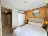 1 Bedroom Condo for Sale at Copacabana Beach Jomtien bedroom with gold accent wall and round mirror
