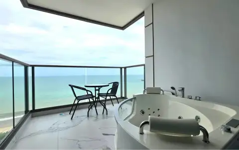 2 Bedroom Condo for Rent at Copacabana Beach Jomtien private jacuzzi tub on balcony overlooking ocean