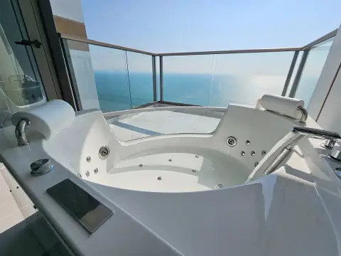 2 Bedroom Condo for Sale at Copacabana Beach Jomtien bathtub on balcony overlooking the ocean