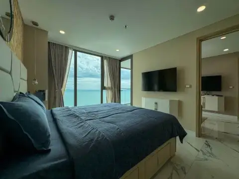 2 Bedroom Condo for Rent at Copacabana Beach Jomtien bedroom with king bed and panoramic sea view