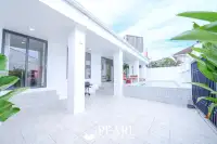 4 Bedroom House for Sale in Central Pattaya spacious living room
