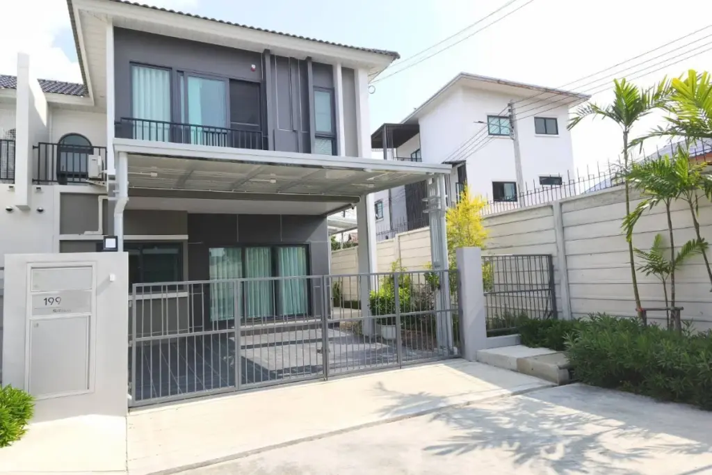 4 Bedroom House for Rent at Supalai Palm Ville Sukhumvit - Rongpo - modern two-story house exterior with carport and front gate.