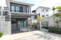 4 Bedroom House for Rent at Supalai Palm Ville Sukhumvit - Rongpo - modern two-story house exterior with carport and front gate.