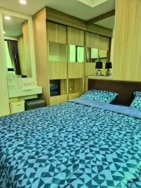 1 Bedroom Condo for Rent at Dusit Grand Condo View bedroom with mirrored wardrobe and blue patterned bedspread