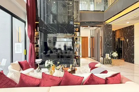 5 Bedroom House for Sale at Harmony Hills Villas Pattaya grand living room with double-height ceiling and black marble wall.