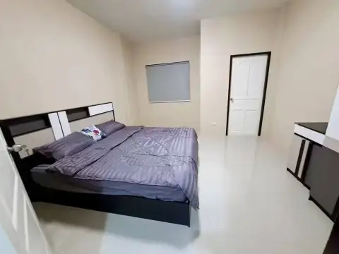 2 Bedroom Townhouse for Sale in East Pattaya master bedroom with black and white bed frame