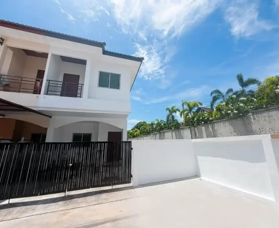 2 Bedroom Townhouse for Sale in East Pattaya, Pattaya, Thailand — 2-bedroom Townhouse — photo 1