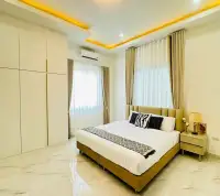 3 Bedroom House for Sale in East Pattaya spacious master bedroom with built-in wardrobe and beige decor