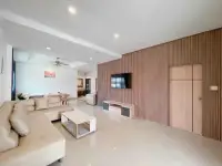 3 Bedroom House for Rent in East Pattaya open-plan lounge with wood slat accent wall and marble coffee table