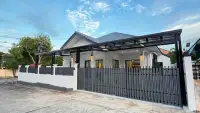 3 Bedroom House for Sale in East Pattaya exterior view with black metal fence and covered carport