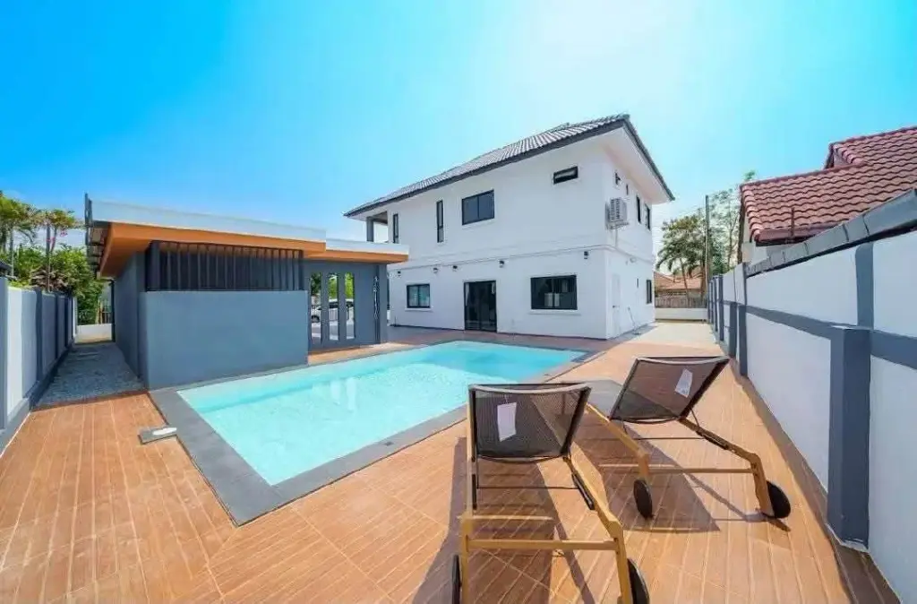 5 Bedroom House for Rent in East Pattaya private pool with wooden deck and lounge chairs