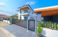 5 Bedroom House for Rent in East Pattaya two-story facade with balcony and driveway gate