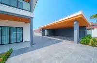 5 Bedroom House for Rent in East Pattaya covered carport and tiled driveway area