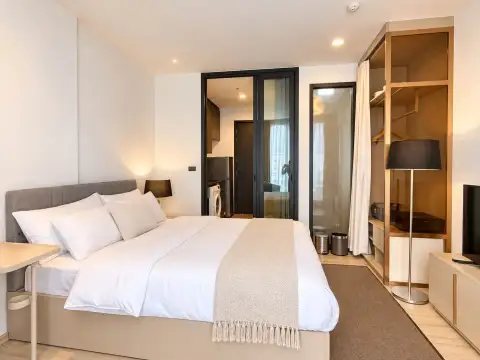 1 Bedroom Condo for Rent at EDGE Central Pattaya lounge chaise with city skyline view and vanity desk