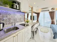 1 Bedroom Condo for Sale at The Empire Tower Pattaya kitchen with patterned backsplash, sink, and dining counter