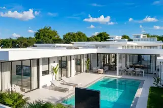 Makok Hill Villas Pattaya modern white villa with private swimming pool, outdoor lounge, and dining area.