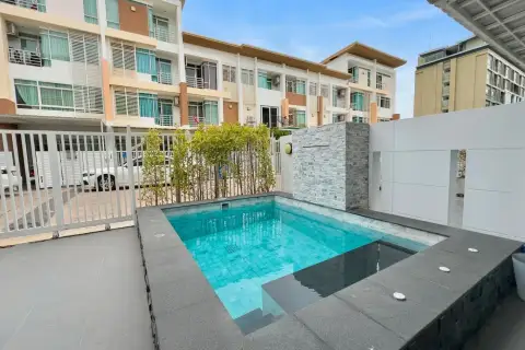 10 Bedroom House for Sale in Central Pattaya spacious living room with modern decor