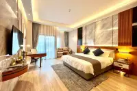 Studio Condo for Sale at Wyndham Jomtien Pattaya: full view of the studio with bed, desk, and kitchenette, reflected in a mirror.
