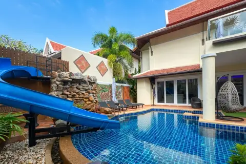 3 Bedroom House for Sale in Chateau Dale spacious living room
