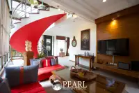 6 Bedroom House for Rent in Central Pattaya modern kitchen with island