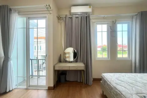 3 Bedroom House for Rent at Golden Town Pattaya master bedroom with balcony door, mirror desk and windows