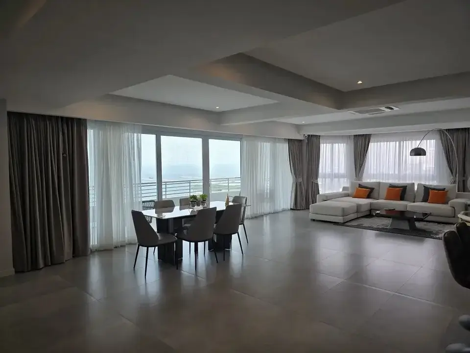 3 Bedroom Condo for Sale at Grand View Condo open-plan living and dining area with sea view windows