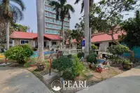 12 Bedroom House for Sale in Central Pattaya master bedroom with ensuite