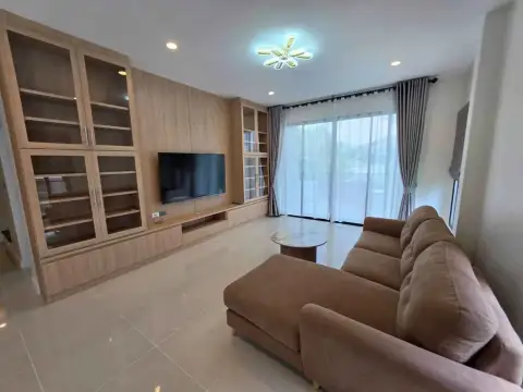 3 Bedroom House for Rent at H Living Life Chaipornwithi lounge area with sofa, coffee table and balcony window