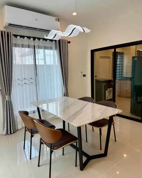 3 Bedroom House for Rent at H Living Life Chaipornwithi dining area with marble table and leather chairs