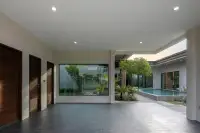 3 Bedroom House for Sale at Baan Pattaya 7 (Ascent) interior hallway with large window overlooking a landscaped courtyard and pool.