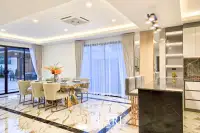 5 Bedroom House for Sale in Central Pattaya master bedroom