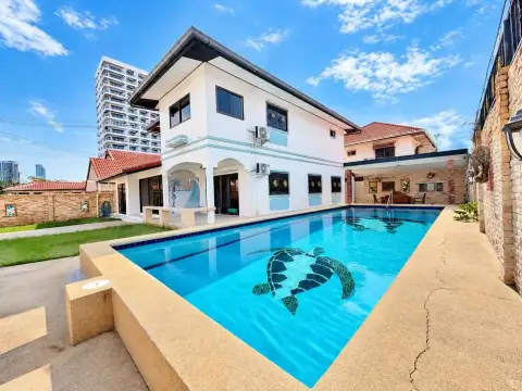 4 Bedroom House for Rent in Jomtien backyard swimming pool with turtle mosaic tiles and patio seating