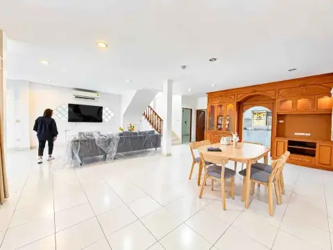 4 Bedroom House for Rent in Jomtien spacious living and dining area with wooden cabinet and table