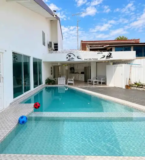 6 Bedroom House for Rent in Jomtien outdoor pool deck with poolside seating and covered lounge area