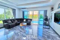 4 Bedroom House for Sale in Central Pattaya spacious living room