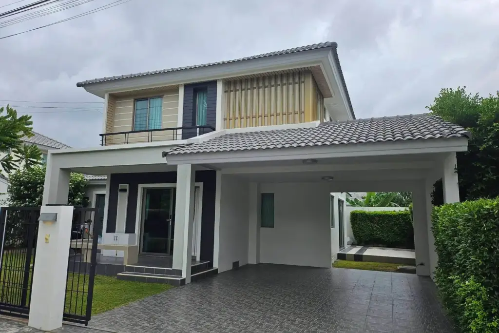 4 Bedroom House for Rent at Life in the Garden Rongpo - Motorway two-story exterior with covered carport and driveway